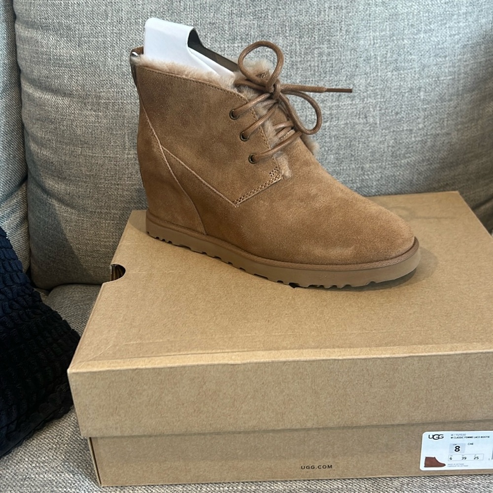 UGG CLASSIC FEMME
LACE BOOTIE size 8 new in box chestnut color